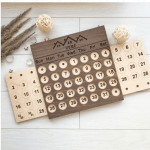 Вічний календар з дерева з гравіюванням на замовлення - image-0